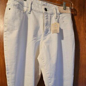 St. Johns Bay White Women's Capri 12 Mid Rise NWT